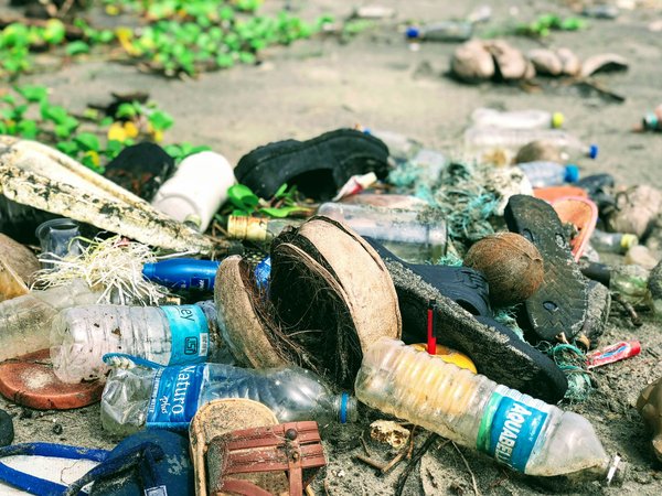Comment se former pour exceller en tant que spécialiste en gestion des déchets plastiques?